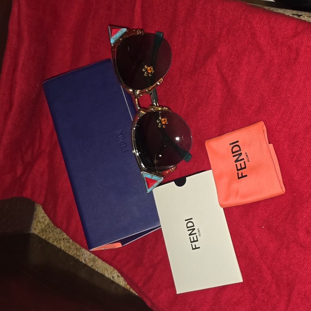 Sunglasses, box and cleaning cloth